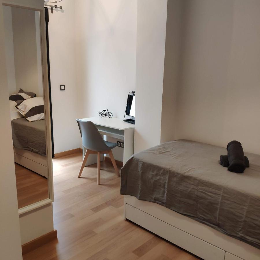Unique Apartment In Malaga City Center With Pool ภายนอก รูปภาพ